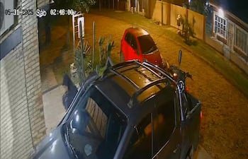 A las 2 y 48 de la madrugada se bajó el supuesto asesino de María Fernanda Benítez para ocultarse en el deposito de su suegro.