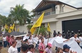 Docentes se manifestaron frente a la casa del viceptresidente de la República Pedro Alliana.