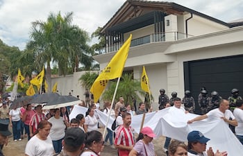 Docentes se manifestaron frente a la casa del viceptresidente de la República Pedro Alliana.