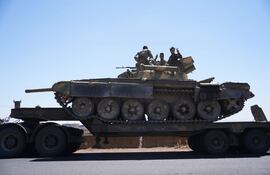 Un convoy del Ejército sirio abandona este martes la ciudad de Al Sueida, en el sur del país, rumbo a Damasco, después de que hoy entrara en vigor un alto el fuego para poner fin a dos días de choques con decenas de muertos.