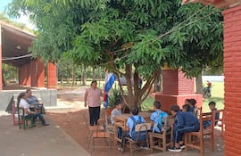 Ante la falta de atención del MEC, alumnos dan clases bajo árboles y en pasillos.