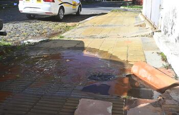 A raíz del robo de medidores, ayer se perdieron litros de agua potable en el barrio Obrero de Asunción.