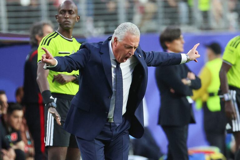 El seleccionador de Paraguay Gustavo Alfaro celebra este viernes, en un partido del grupo D del Mundial de la FIFA 2026 entre Turquía y Paraguay, en el estadio Levi´s en Santa Clara (Estados Unidos).