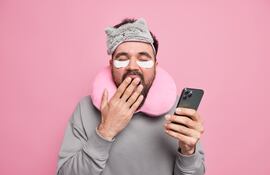 Cada vez más personas con problemas para dormir buscan soluciones que se proponen en las redes sociales.