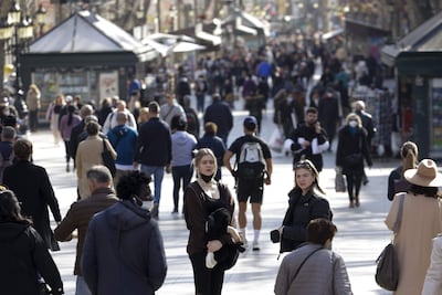 Varias personas pasean por la Rambla de Barcelona,.
