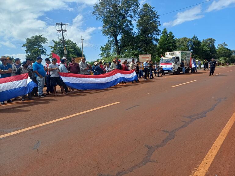 Pobladores de tres distritos cierran ruta para pedir “asfaltado ya” en el noreste de Itapúa