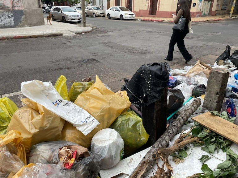 Municipalidad de Asunción: El fracaso del operativo de limpieza tras el partido de la Albirroja - Nacionales