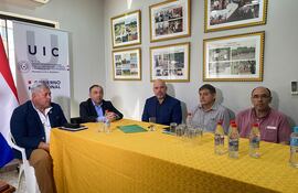 Empresarios del rubro de combustible se reunieron el ministro anticontrabando (centro, de camisa celeste), Emilio Fúster.