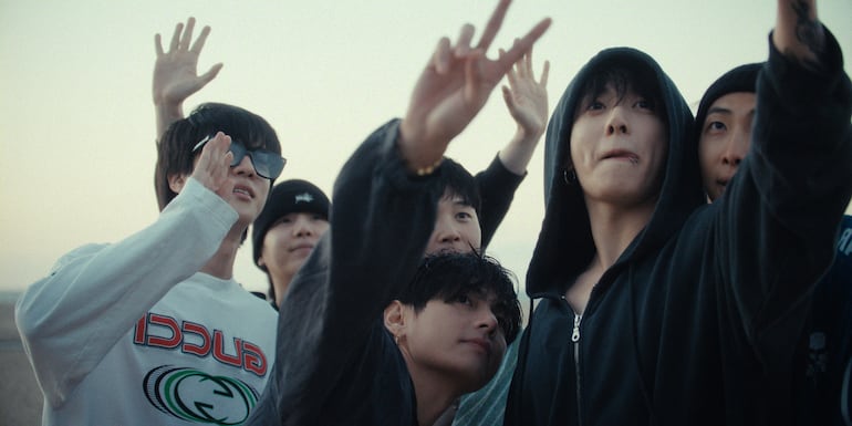 Los integrantes del grupo de K-pop BTS en otra de las imágenes del documental que estrenará la plataforma Netflix acerca del regreso a los escenarios.