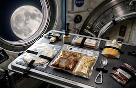 Fotografía cedida por la NASA que muestra el menú que consumen los astronautas de la misión Artemis II.