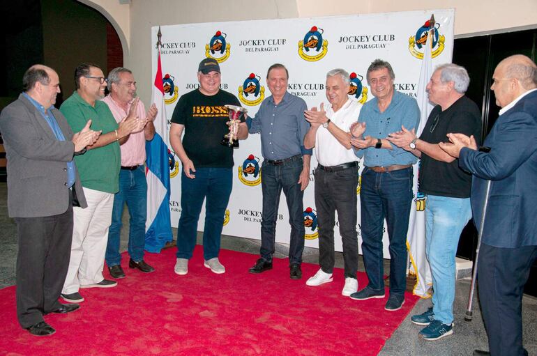 Luis María González Vaesken recibe el premio "Independencia de la República de Colombia", por el triunfo de su pingo Bucéfalo del stud Don Rubí.