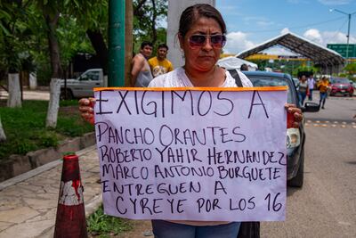 CHIAPA DE CORZO (MÉXICO), 28/06/2023.- Familiares y amigos de los 16 trabajadores de la Secretaría de Seguridad de México secuestrados hace dos días se manifiestan hoy, en Chiapa de Corzo, Chiapas (México, EFE/ Carlos López.)
