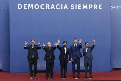 De izquierda a derecha: el presidente de Uruguay, Yamandú Orsi; el presidente de Brasil, Luiz Inácio Lula da Silva; el presidente de Chile, Gabriel Boric; el presidente del Gobierno de España, Pedro Sánchez, y el presidente de Colombia, Gustavo Petro, posan en el marco de la cumbre en defensa de la democracia, este lunes, en el Palacio de La Moneda, en Santiago (Chile).