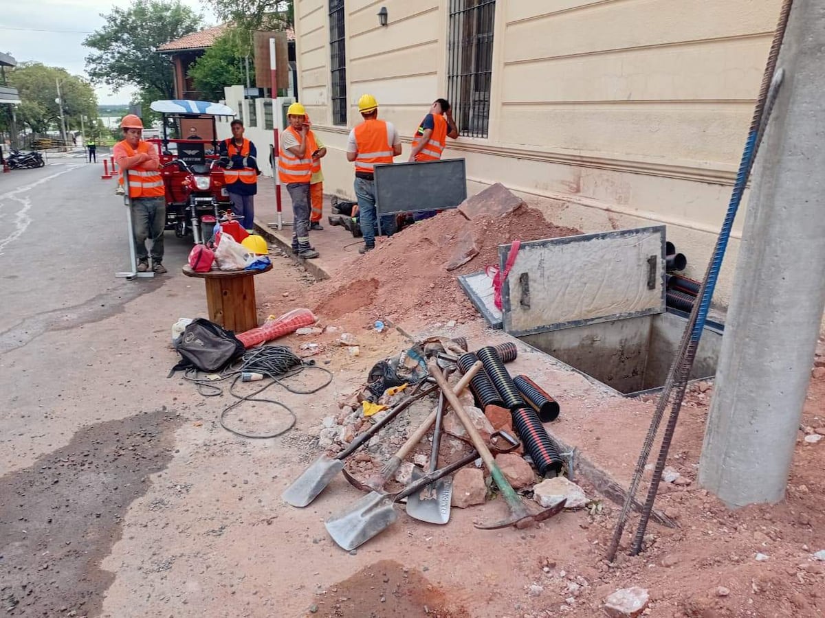 ¡Atención, conductores! Bloquean calle en el microcentro de Asunción por trabajos de ANDE ¡Atención, conductores! Bloquean calle en el microcentro de Asunción por trabajos de ANDE