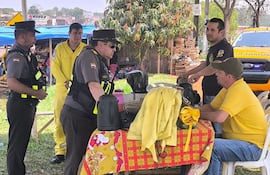 Inspectores de la Patrulla Caminera informan al capitán mayor Arnaldo Maciel (sentado) que debían despejar la ruta.
