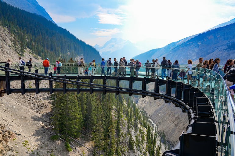 Columbia Icefield Skywalk, pasarela con piso de vidrio suspendida sobre el valle de Sunwapta a lo largo de la Icefields Parkway en el Parque Nacional Jasper, Alberta, Canadá.