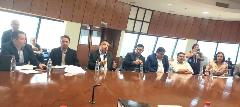 A la derecha los asesores Ivan Genez, Oscar Morán centro intendente Luciano Cañete y concejales colorados, Francisco Román, David Aranda y Alba Montiel.