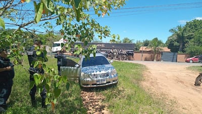 Tras el hurto de neumáticos en La Colmena, el automóvil Toyota Premio fue abandonado por los sospechosos durante la persecución policial en Escobar.
