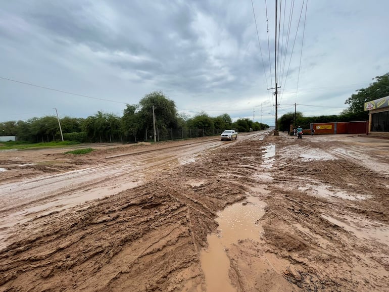 La calle en días de lluvia se torna difícil de transitar. (foto de archivo).