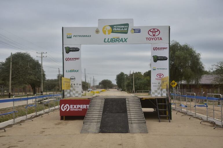 La rampa de partida y llegada del Transchaco Rally en la ciudad de Mariscal Estigarribia.