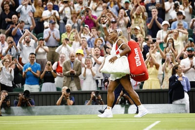 El retorno de Serena Williams a Wimbledon fue con derrota en individuales contra la australiana Maya Joint. Ahora compite en dobles con su hermana Venus.