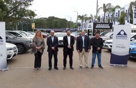Cecilia Figueredo, Miguel Carrizosa, Javier Zárate, Diego Lovera y Wilfrido Acosta en la inauguración de la XV Expo Usados de CADAM, en el estacionamiento del Pinedo Shopping.
