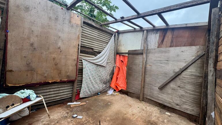 Más de 50 familias del barrio Jukyty de Asunción fueron afectadas por el incremento del caudal del arroyo Lambaré a causa del temporal.