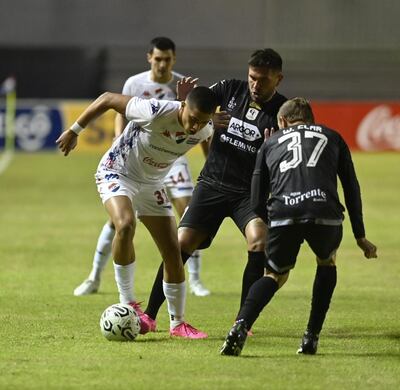 Tiago Caballero trata de escaparse de la marca de Ortega y Clar