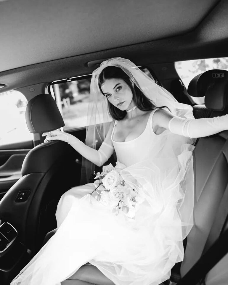 ¡Preciosa, novia! Bárbara Palvin llegando a la ceremonia nupcial. (Instagram/Themetgalaofficial)