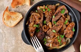 Hígado a la lionesa.