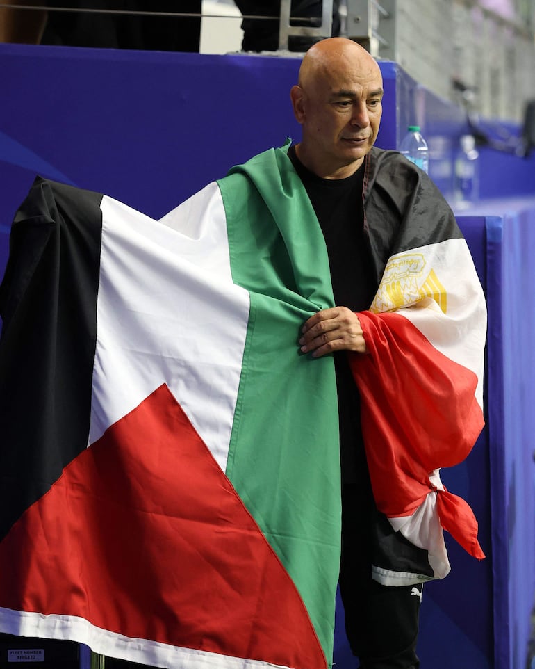 Hossam Hassan, entrenador de Egipto, sostiene la bandera palestina tras vencer a la selección australiana en el Dallas Stadium el 3 de julio de 2026