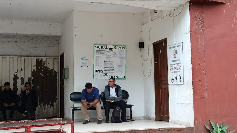 Dirección de Tránsito de Villarrica queda sin insumos y suspende expedición de licencias por millonaria deuda con OPACI.