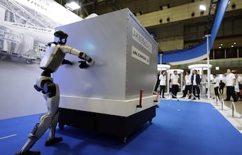 Un robot empuja un contenedor aeronáutico durante una demostración de asistencia en tierra aeroportuaria en el estand de GMO Internet Group durante la Japan Drone Expo 2026 en Chiba, cerca de Tokio, Japón, el 3 de junio de 2026.