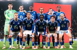 Formación del Racing de Estrasburgo, con el delantero paraguayo Julio César Enciso Espínola (abajo, primero de la derecha).