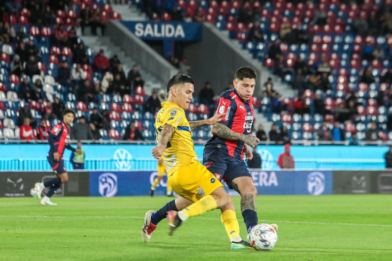 El delantero de Cerro Porteño, Juan Manuel Iturbe presiona la salida del volante de Trinidense, Gustavo Viera. (Foto: APF)