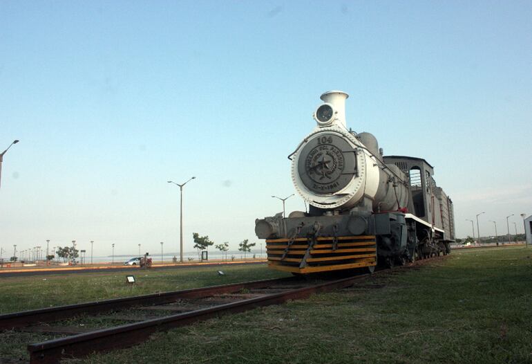Réplica de la estación del Ferrocarril en un sector de la costanera República del Paraguay.