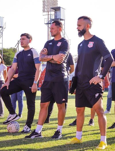 Julio Sebastián Aldama (izquierda, gerente deportivo), Rodrigo Sebastián Vázquez (director técnico) y Nelson Kleiniving (preparador físico), en el inicio de una nueva etapa en General Caballero de Juan León Mallorquín.