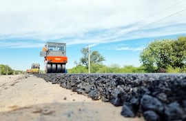 En el acceso a Neuland, la empresa contratista ya inició la colocación de la primera capa asfáltica.