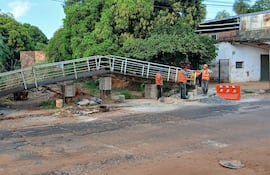 El puente peatonal ubicado en la calle 1ero. de Mayo del barrio Tayuasapé de San Lorenzo tiene una notoria pendiente lo que a muchos ciudadanos causa preocupación.