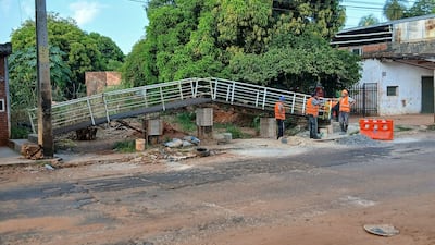 El puente peatonal ubicado en la calle 1ero. de Mayo del barrio Tayuasapé de San Lorenzo tiene una notoria pendiente lo que a muchos ciudadanos causa preocupación.