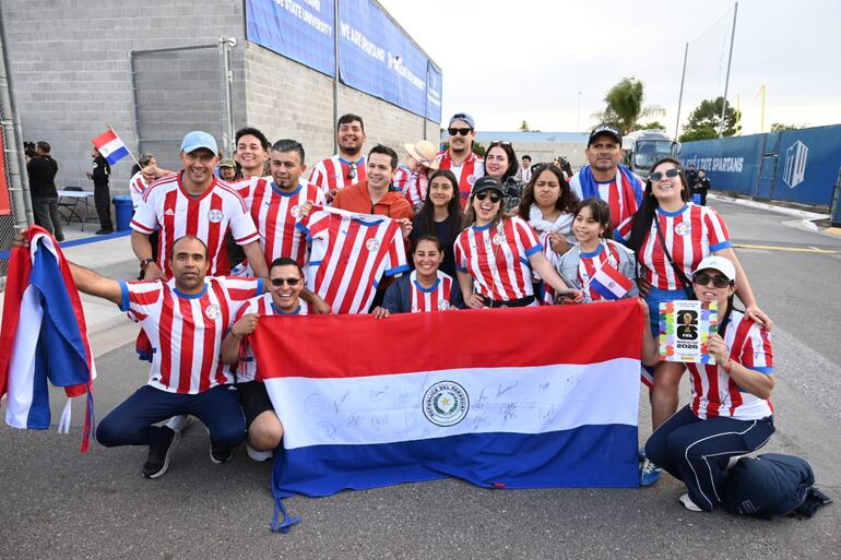 Parte de la comunidad paraguaya que se hizo presente en el entrenamiento de la Albirroja para brindarle su aliento.