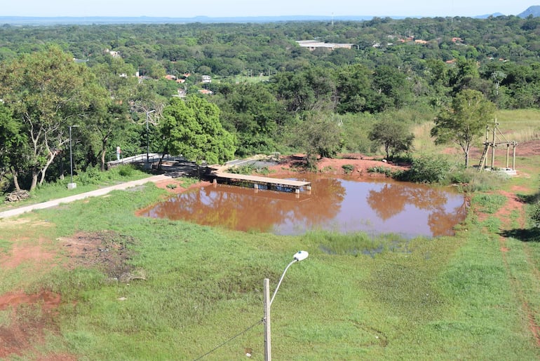 En la cima del Cerro Perõ, los visitantes podrán apreciar un muelle y una laguna natural.