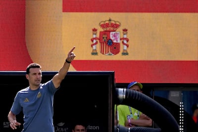 El director técnico de Argentina, Lionel Scaloni, hace gestos durante el partido de la final del torneo de fútbol de la Copa Mundial 2026 entre España y Argentina en el New York/New Jersey Stadium en East Rutherford.