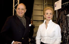 Fotografía de archivo del 16 de febrero de 2009 de la diseñadora de moda Carolina Herrera y su esposo Reinaldo Herrera posando en el marco de la Semana de la Moda en Nueva York (EEUU). (EFE/Miguel Rajmil ARCHIVO)
