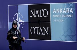 Personal de seguridad monta guardia cerca del Complejo Presidencial de Bestepe, antes del Foro de la Industria de Defensa de la Cumbre de la OTAN en Ankara, Turquía.