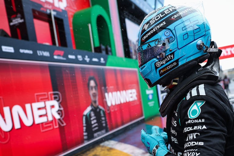 El británico George Russell, piloto de la escudería Mercedes, festeja la victoria en la carrera sprint del Gran Premio de Países Bajos en el circuito de Zandvoort, en Zandvoort, Países Bajos.