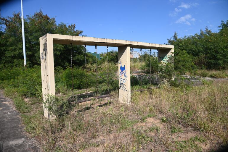 Hamacas entre las malezas del Parque de la Solidaridad, en la zona del puerto de Asunción.