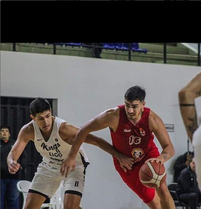 Pablo Alderete (FPC) se abre camino ante Fabio Gauto de los Kings.