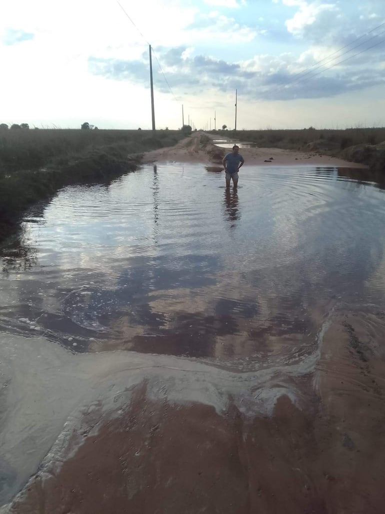 Caminos inundados en entre Yabebyry y Laureles.