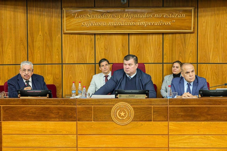 El presidente del IPS, Isaías Fretes, el senador Dionisio Amarilla (PLRA, HC) y el presidente del Senado, Basilio "Bachi" Núñez,  en la reunión de la comisión de Hacienda y presupuesto.